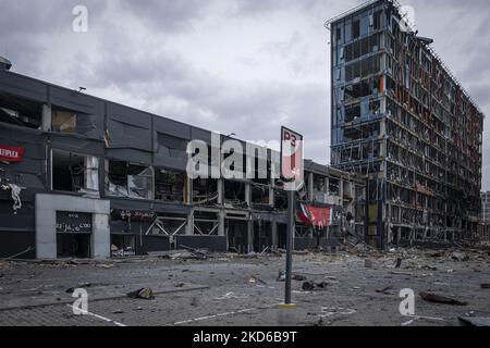 Der Beschuss in einem Kiewer Viertel hat ein Einkaufszentrum verwüstet und eine abgeflachte Ruine hinterlassen. Acht Menschen wurden bei diesem Beschuss im Bezirk Podil der Hauptstadt getötet. Die Kraft der Explosion im Einkaufszentrum Retroville zerschlug alle Fenster im Hochhaus nebenan und verdrehte ihre Metallrahmen. Zwei Tage später wurde die russische Journalistin Oksana Baulina bei einem Raketenangriff am gleichen Ort getötet, als sie in Kiew im Einsatz war. Kiew, Ukraine März 24 2022. (Foto von Joseph Galanakis/NurPhoto) Stockfoto