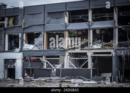 Der Beschuss in einem Kiewer Viertel hat ein Einkaufszentrum verwüstet und eine abgeflachte Ruine hinterlassen. Acht Menschen wurden bei diesem Beschuss im Bezirk Podil der Hauptstadt getötet. Die Kraft der Explosion im Einkaufszentrum Retroville zerschlug alle Fenster im Hochhaus nebenan und verdrehte ihre Metallrahmen. Zwei Tage später wurde die russische Journalistin Oksana Baulina bei einem Raketenangriff am gleichen Ort getötet, als sie in Kiew im Einsatz war. Kiew, Ukraine März 24 2022. (Foto von Joseph Galanakis/NurPhoto) Stockfoto