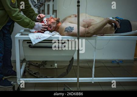 (ANMERKUNG DES HERAUSGEBERS: Grafischer Inhalt) Ukrainischer Soldat, der an der Front des Krieges mit Russland mit einem Schrapnel am Kopf verletzt wurde, erhält medizinische Hilfe im Militärkrankenhaus Saporischschschja. (Foto von Celestino Arce/NurPhoto) Stockfoto