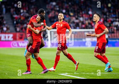 ZÜRICH, SCHWEIZ - 29. MÄRZ: Jordan Lotomba aus der Schweiz (L) feiert sein erstes Tor mit Kevin Mbabu aus der Schweiz, Djibril Sow aus der Schweiz und Noah Okafor aus der Schweiz (R) beim internationalen Freundschaftsspiel zwischen der Schweiz und dem Kosovo am 29. März 2022 im Stadion Letzigrund in Zürich, Schweiz. (Foto von Vedran Galijas/JustPicturs/LiveMedia/NurPhoto) KEINE VERWENDUNG IN DER SCHWEIZ. Stockfoto