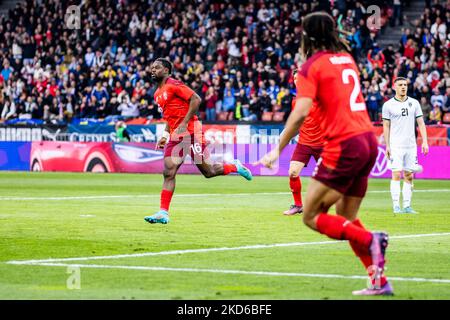 ZÜRICH, SCHWEIZ - 29. MÄRZ: Jordan Lotomba of Switzerland (L) feiert am 29. März 2022 im Stadion Letzigrund den 1-1 im Rahmen des internationalen Freundschaftsspiel zwischen der Schweiz und dem Kosovo. (Foto von Vedran Galijas/JustPicturs/LiveMedia/NurPhoto) KEINE VERWENDUNG IN DER SCHWEIZ. Stockfoto