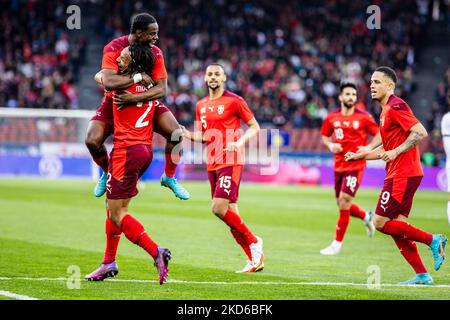 ZÜRICH, SCHWEIZ - 29. MÄRZ: Jordan Lotomba aus der Schweiz (L) feiert sein erstes Tor mit Kevin Mbabu aus der Schweiz, Djibril Sow aus der Schweiz und Noah Okafor aus der Schweiz (R) beim internationalen Freundschaftsspiel zwischen der Schweiz und dem Kosovo am 29. März 2022 im Stadion Letzigrund in Zürich, Schweiz. (Foto von Vedran Galijas/JustPicturs/LiveMedia/NurPhoto) KEINE VERWENDUNG IN DER SCHWEIZ. Stockfoto