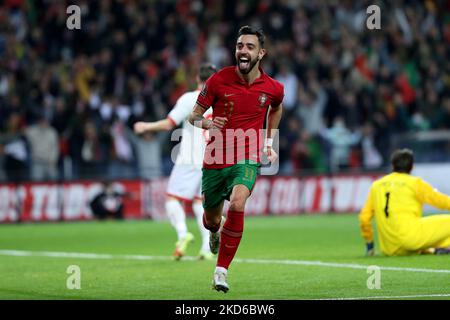 Portugals Mittelfeldspieler Bruno Fernandes feiert am 29. März 2022 im Dragao-Stadion in Porto, Portugal, ein Tor beim Fußballspiel der FIFA-Weltmeisterschaft 2022 zwischen Portugal und Nordmakedonien. (Foto von Pedro FiÃºza/NurPhoto) Stockfoto