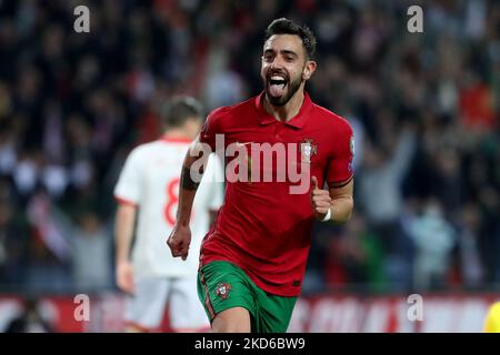 Portugals Mittelfeldspieler Bruno Fernandes feiert am 29. März 2022 im Dragao-Stadion in Porto, Portugal, ein Tor beim Fußballspiel der FIFA-Weltmeisterschaft 2022 zwischen Portugal und Nordmakedonien. (Foto von Pedro FiÃºza/NurPhoto) Stockfoto