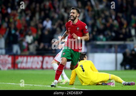 Portugals Mittelfeldspieler Bruno Fernandes feiert am 29. März 2022 im Dragao-Stadion in Porto, Portugal, ein Tor beim Fußballspiel der FIFA-Weltmeisterschaft 2022 zwischen Portugal und Nordmakedonien. (Foto von Pedro FiÃºza/NurPhoto) Stockfoto