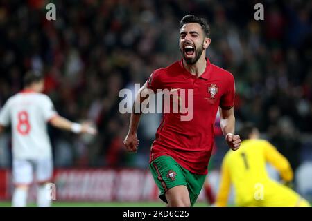 Portugals Mittelfeldspieler Bruno Fernandes feiert am 29. März 2022 im Dragao-Stadion in Porto, Portugal, ein Tor beim Fußballspiel der FIFA-Weltmeisterschaft 2022 zwischen Portugal und Nordmakedonien. (Foto von Pedro FiÃºza/NurPhoto) Stockfoto