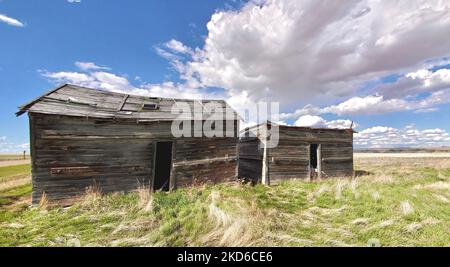 Ein Haus wird in den kanadischen Prärien verlassen, um langsam zu verwelken und wegzuroten Stockfoto