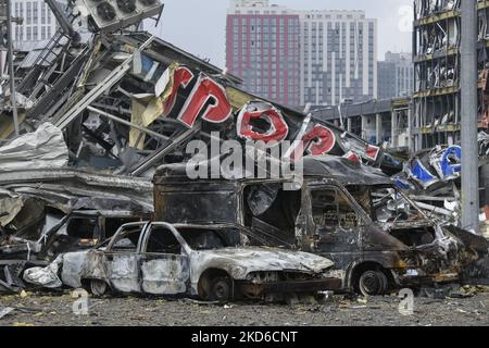 Konsequenzen des Beschuss des Einkaufszentrums Retroville durch russische Raketen. Kiew, Ukraine. 30. März 2022. (Foto von Maxym Marusenko/NurPhoto) Stockfoto