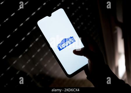 In dieser Fototafel wurde ein Logo von Lowe auf einem Smartphone-Bildschirm in Athen, Griechenland, am 30. März 2022 angezeigt. (Foto von Nikolas Kokovlis/NurPhoto) Stockfoto