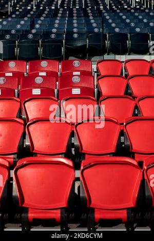 Paris, Frankreich, 9. Februar 2022. Eine Illustration des leeren Präsidentenstands mit den farbigen Sitzen im Parc des Princes. (Foto von Emeric Fohlen/NurPhoto) Stockfoto