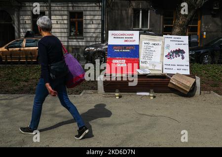 Auf dem Platz vor dem russischen Generalkonsulat, das nach russischer Aggression inoffiziell zum Platz der Freien Ukraine ernannt wurde, sind Transparente zu sehen, die die Solidarität mit der Ukraine ausdrücken. Krakau, Polen, am 30. März 2022. (Foto von Beata Zawrzel/NurPhoto) Stockfoto