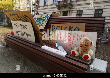 Auf dem Platz vor dem russischen Generalkonsulat, das nach russischer Aggression inoffiziell zum Platz der Freien Ukraine ernannt wurde, sind Transparente zu sehen, die die Solidarität mit der Ukraine ausdrücken. Krakau, Polen, am 30. März 2022. (Foto von Beata Zawrzel/NurPhoto) Stockfoto