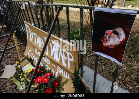 Auf dem Platz vor dem russischen Generalkonsulat, das nach russischer Aggression inoffiziell zum Platz der Freien Ukraine ernannt wurde, sind Transparente zu sehen, die die Solidarität mit der Ukraine ausdrücken. Krakau, Polen, am 30. März 2022. (Foto von Beata Zawrzel/NurPhoto) Stockfoto