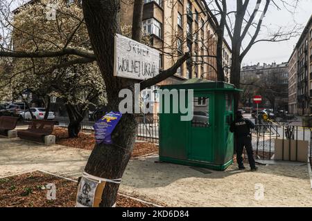 Auf dem Platz vor dem russischen Generalkonsulat, das nach russischer Aggression inoffiziell zum Platz der Freien Ukraine ernannt wurde, sind Transparente zu sehen, die die Solidarität mit der Ukraine ausdrücken. Krakau, Polen, am 30. März 2022. (Foto von Beata Zawrzel/NurPhoto) Stockfoto