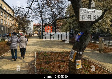 Auf dem Platz vor dem russischen Generalkonsulat, das nach russischer Aggression inoffiziell zum Platz der Freien Ukraine ernannt wurde, sind Transparente zu sehen, die die Solidarität mit der Ukraine ausdrücken. Krakau, Polen, am 30. März 2022. (Foto von Beata Zawrzel/NurPhoto) Stockfoto