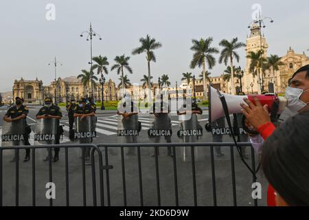 Polizeibeamte blockieren den Eingang zur Plaza De Armas, da Mitglieder der Lima Cleaners' Union (SITOBUR) an der Ecke der geschlossenen Plaza protestieren. Am Mittwoch, den 30. März 2022, in Lima, Peru. (Foto von Artur Widak/NurPhoto) Stockfoto