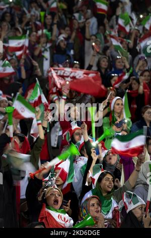 Iranische Fußballfans reagieren, als sie am 10. Oktober 2019 das Azadi-Stadion (Freiheit) im Westen Teherans besuchen. Obwohl das iranische Sportministerium Tickets für iranische Fußballfans für das Spiel zwischen dem Iran und dem Libanon am 29.. März machte, wurde ihnen die Einreise verweigert, was den iranischen Fußballverband befürchten lässt, dass sie von der WM 2022 in Katar ausgeschlossen werden. (Foto von Morteza Nikoubazl/NurPhoto) Stockfoto