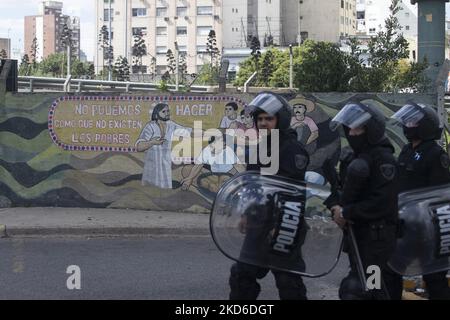 Sicherheitskräfte eskortieren Demonstranten während eines Protestes zur Forderung nach Arbeitsplätzen und besseren Löhnen in Buenos Aires, Argentinien, 30. März 2022. Im Jahr 2021 erreichte die Armut 37,3 % der Bevölkerung und betraf 17,4 Millionen Argentinier, als sich die Inflation aufheizt. (Foto von Matías Baglietto/NurPhoto) Stockfoto