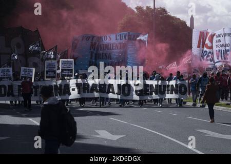 Demonstranten protestieren in Buenos Aires, Argentinien, am 30. März 2022 gegen die Forderung nach Arbeitsplätzen und besseren Löhnen. Im Jahr 2021 erreichte die Armut 37,3 % der Bevölkerung und betraf 17,4 Millionen Argentinier, als sich die Inflation erwärmte (Foto: Matías Baglietto/NurPhoto) Stockfoto