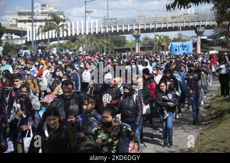Demonstranten protestieren in Buenos Aires, Argentinien, am 30. März 2022 gegen die Forderung nach Arbeitsplätzen und besseren Löhnen. Im Jahr 2021 erreichte die Armut 37,3 % der Bevölkerung und betraf 17,4 Millionen Argentinier, als sich die Inflation erwärmte (Foto: MatÃ­as Baglietto/NurPhoto) Stockfoto