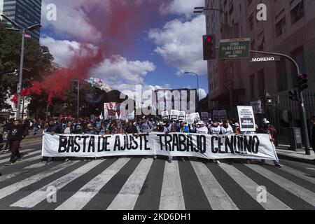 Demonstranten protestieren in Buenos Aires, Argentinien, am 30. März 2022 gegen die Forderung nach Arbeitsplätzen und besseren Löhnen. Im Jahr 2021 erreichte die Armut 37,3 % der Bevölkerung und betraf 17,4 Millionen Argentinier, als sich die Inflation erwärmte (Foto: MatÃ­as Baglietto/NurPhoto) Stockfoto