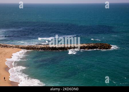 Ein Blick auf den Praia da Baleia Sul (Ericeira), am 30. März 2022. Ericeria ist das einzige One World Surfing Reserve auf dem europäischen Kontinent. (Foto von Manuel Romano/NurPhoto) Stockfoto