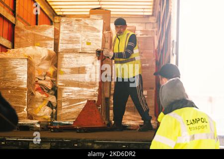 Ein Mitarbeiter der HGK (RheinCargo GmbH) lädt am 31. März 2022 im Hafen von Niehl auf dem Parkplatz der RheinCargo GmbH in Köln gespendete Waren in einen großen Truckercontainer, bevor die Waren per Zug nach Kiew, Ukraine, transportiert werden. (Foto von Ying Tang/NurPhoto) Stockfoto