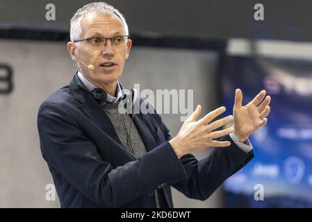 Carlos Tavares spricht am 31. März 2022 bei einem Treffen mit den Gewerkschaften in Turin, Italien, mit Reportern. In den letzten Tagen hatte sich der Vorstandsvorsitzende von Stellantis, Carlos Tavares, auch mit Vertretern der politischen Welt über die Zukunft des historischen Werks in Mirafiori und der anderen piemontesischen Werke getroffen. (Foto von Mauro Ujetto/NurPhoto) Stockfoto