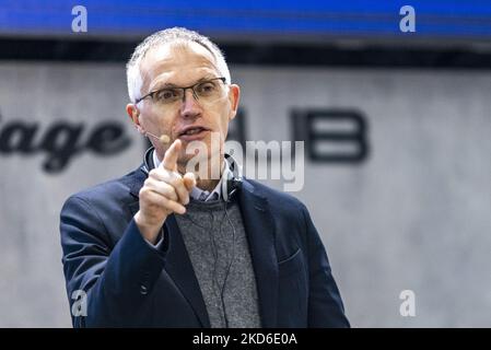 Carlos Tavares spricht am 31. März 2022 bei einem Treffen mit den Gewerkschaften in Turin, Italien, mit Reportern. In den letzten Tagen hatte sich der Vorstandsvorsitzende von Stellantis, Carlos Tavares, auch mit Vertretern der politischen Welt über die Zukunft des historischen Werks in Mirafiori und der anderen piemontesischen Werke getroffen. (Foto von Mauro Ujetto/NurPhoto) Stockfoto