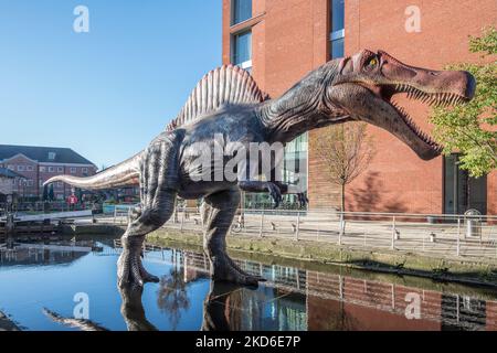 Spinosaurus ist ein wildes Raubtier, größer als der T. Rex und wird als semi-aquatischer Jäger angenommen, der sowohl auf dem Land als auch auf dem Meer gejagt wurde.Hier befindet er sich an Granary Wharf Stockfoto