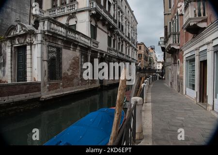 Blick auf den Rio Marin, in der Nähe der Calle Campo Santo, im historischen Zentrum von Venedig, Italien, am 1. April 2022. (Foto von Andrea Savorani Neri/NurPhoto) Stockfoto