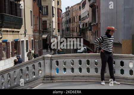 Ein Gondoliere wartet auf die Kunden auf der Brücke in der Nähe von Campo dei Frari, im historischen Zentrum von Venedig, Italien, am 1. April 2022. (Foto von Andrea Savorani Neri/NurPhoto) Stockfoto