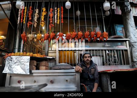 Am 01. April 2022 wartet ein Mitarbeiter eines Restaurants, in dem gebratenes Huhn, Grillgerichte und andere nicht-Veg-Produkte verkauft werden, auf die Kunden in Khyam Chowk in Sringar, Jammu und Kashmir, Indien. (Foto von Nasir Kachroo/NurPhoto) Stockfoto