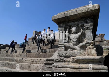 Die Schüler gehen am 01. April 2022 während ihres Schulpicknicks in der "Kani Shahar" (Stadt der Steine) in Parihaspora, Baramulla, Jammu und Kashmir, Indien, spazieren. Parihaspora liegt in einer Entfernung von 23 km nordwestlich von Srinagar Stadt diente als die Hauptstadt von Kaschmir während der Herrschaft von Raja Laltadatiya der Karkota-Dynastie im 8.. Jahrhundert. Es gibt mehrere Ruinen der Tempel, in Form von großen Felsbrocken, einige kunstvoll geschnitzt, und in situ geschnitzte Fußgestelle sind jetzt von der alten Stadt, und der Ort ist allgemein bekannt als 'Kani Shahar' (Stadt der Steine) zu den Anwohnern. (Foto von Nasir Kachroo/NurP Stockfoto