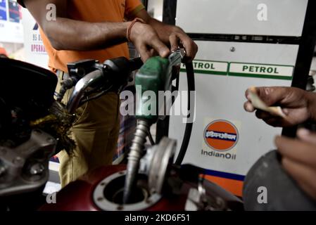 Ein Mitarbeiter einer Ölpumpe steckt eine Kraftstoffdüse in ein Fahrrad in Kalkutta, Indien, 01. April 2022. Der Benzin- und Dieselpreis in Kalkutta beträgt 111,35 Rs pro Liter und 96,22 Rs pro Liter. (Foto von Indranil Aditya/NurPhoto) Stockfoto
