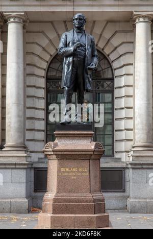 Die Statue von Sir Rowland Hill auf einem Sockel vor dem ehemaligen King Edward Building in London Stockfoto