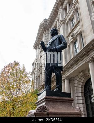 Die Statue von Sir Rowland Hill auf einem Sockel vor dem ehemaligen King Edward Building in London Stockfoto