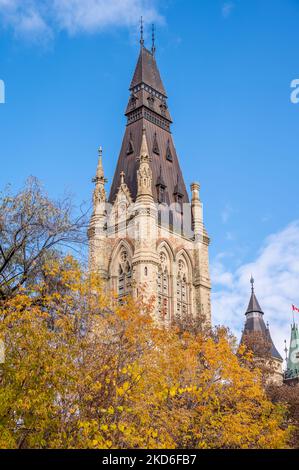 Ottawa, Ontario - 20. Oktober 2022: Turm des West Blocks auf dem kanadischen Parlamentsberg. Stockfoto