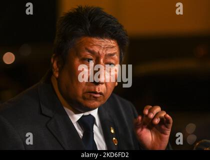 Waldemar Cerron, Mitglied des Kongresses der Republik Peru und Bruder von Vladimir Cerron, dem Generalsekretär der politischen Partei Freies Peru, spricht vor Medien außerhalb des Vorsitzes des Ministerrats (Presidencia del Consejo de Ministros) in Lima. Am Freitag, den 1. April 2022, in Lima, Peru. (Foto von Artur Widak/NurPhoto) Stockfoto