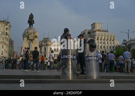 Polizeibeamte auf der Plaza San Martin im Zentrum von Lima gesehen. Am Freitag, den 01. April 2022, in Lima, Peru. (Foto von Artur Widak/NurPhoto) Stockfoto