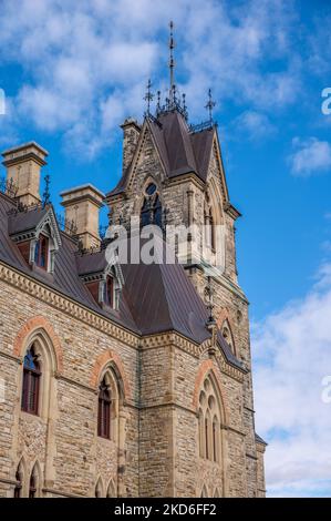 Ottawa, Ontario - 20. Oktober 2022: Turm des West Blocks auf dem kanadischen Parlamentsberg. Stockfoto