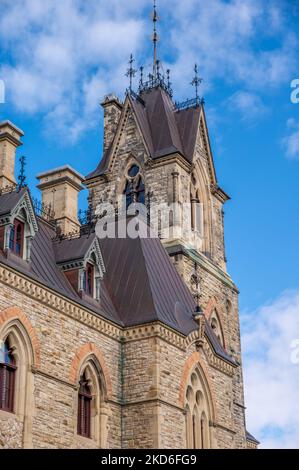 Ottawa, Ontario - 20. Oktober 2022: Turm des West Blocks auf dem kanadischen Parlamentsberg. Stockfoto