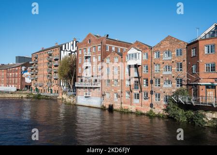 Die Uferpromenade am Leeds & Liverpool Kanal in Leeds bei Calls Landing Stockfoto