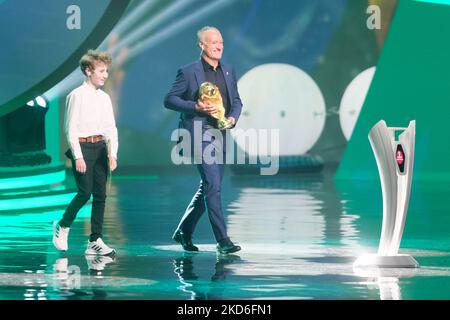 Didier Deschamps, Cheftrainer Frankreichs, bringt die FIFA World Cup Trophy während der FIFA World Cup Qatar 2022 Final Unentschieden am 01. April 2022 im Doha Exhibition Center in Doha, Katar, auf die Bühne. (Foto von Simon Holmes/NurPhoto) Stockfoto