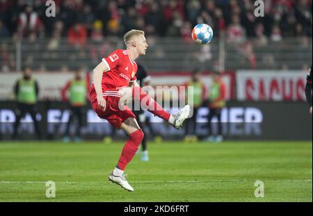 Timo Baumgartl von der Union Berlin kontrolliert den Ball während des FC Union Berlin gegen den FC Köln, bei an der Alten Forsterei, Berlin, Deutschland am 1. April 2022. (Foto von Ulrik Pedersen/NurPhoto) Stockfoto