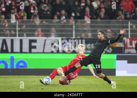 Ellyes Skhiri vom FC Köln kämpft am 1. April 2022 mit Timo Baumgartl von der Union Berlin während des FC Union Berlin gegen den FC Köln in an der Alten Forsterei, Berlin, Deutschland, um den Ball. (Foto von Ulrik Pedersen/NurPhoto) Stockfoto