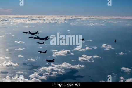 Luftwaffenstützpunkt Osan, Südkorea. 05.. November 2022. US Air Force F-16 Fighting Falcon Kampfflugzeuge, die dem 51. Fighter Wing und einem republikanischen Luftwaffenstützflugzeug F-35A zugewiesen wurden, fliegen während der Übung Vigilant Storm, 5. November 2022, mit zwei strategischen Tarnbombern der USAF B-1B eine Escort-Patrouille über der koreanischen Halbinsel. Kredit: SSGT. Dwane Young/US Air Force/Alamy Live News Stockfoto