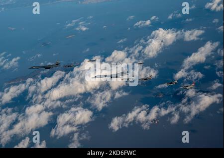 Luftwaffenstützpunkt Osan, Südkorea. 05.. November 2022. US Air Force F-16 Fighting Falcon Kampfflugzeuge, die dem 51. Fighter Wing und einem republikanischen Luftwaffenstützflugzeug F-35A zugewiesen wurden, fliegen während der Übung Vigilant Storm, 5. November 2022, mit zwei strategischen Tarnbombern der USAF B-1B eine Escort-Patrouille über der koreanischen Halbinsel. Kredit: SSGT. Dwane Young/US Air Force/Alamy Live News Stockfoto