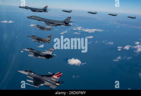 Luftwaffenstützpunkt Osan, Südkorea. 05.. November 2022. US Air Force F-16 Fighting Falcon Kampfflugzeuge, die dem 51. Fighter Wing und einem republikanischen Luftwaffenstützflugzeug F-35A zugewiesen wurden, fliegen während der Übung Vigilant Storm, 5. November 2022, mit zwei strategischen Tarnbombern der USAF B-1B eine Escort-Patrouille über der koreanischen Halbinsel. Kredit: SSGT. Dwane Young/US Air Force/Alamy Live News Stockfoto