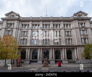 Die Statue von Sir Rowland Hill auf einem Sockel vor dem ehemaligen King Edward Building in London Stockfoto